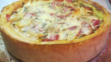 Рыба с овощами в картофельной тарелке 