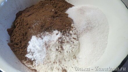 Приготовление рецепта Очень шоколадные маффины с кусочками бананов внутри шаг 2