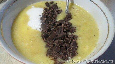 Приготовление рецепта Очень шоколадные маффины с кусочками бананов внутри шаг 5
