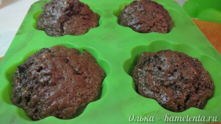 Приготовление рецепта Очень шоколадные маффины с кусочками бананов внутри шаг 10