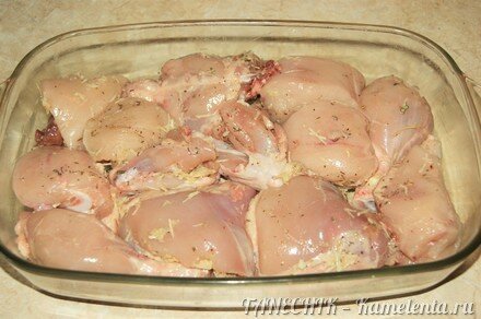 Приготовление рецепта Курица с перцем, запеченные в сливках шаг 4