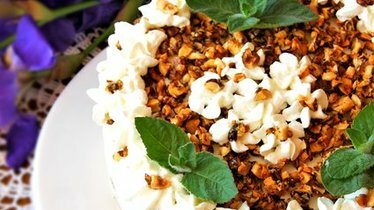 Рецепт Ореховый торт с яблочным муссом, сливочным кремом и карамельными орешками
