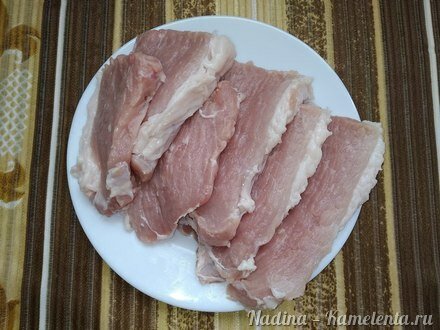 Приготовление рецепта Запеченные стейки свинины, маринованные овощами, специями и соусом шаг 2