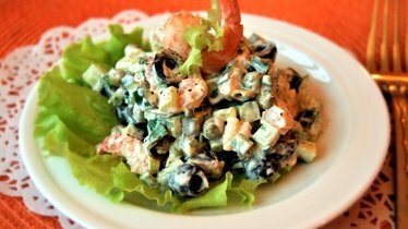 Салат с креветками и маслинами